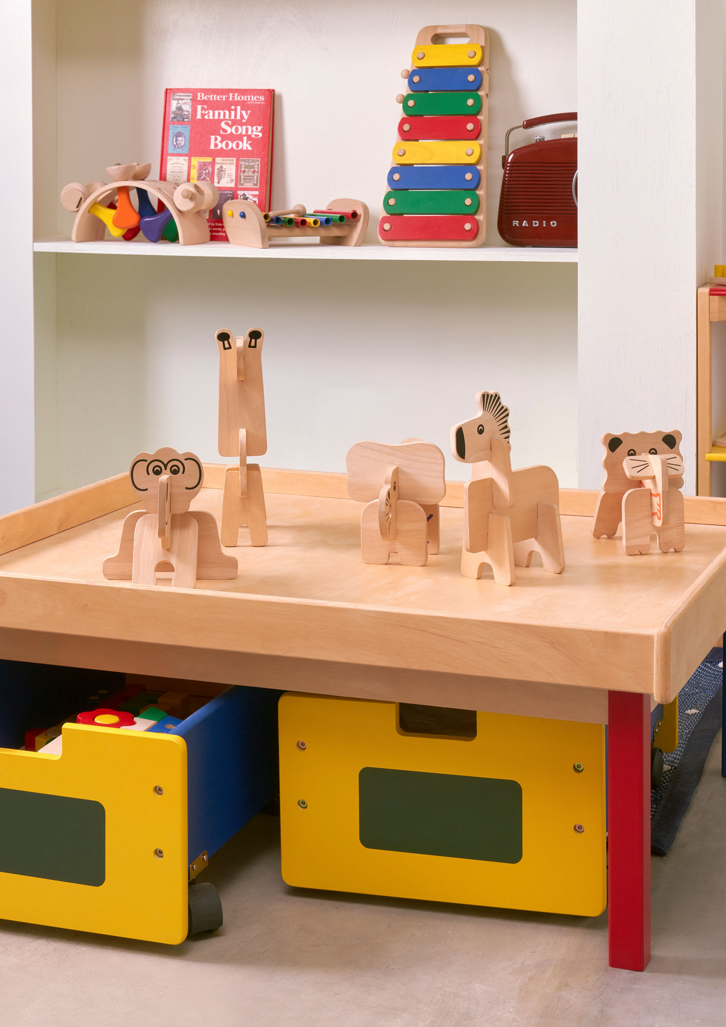Wooden flower tray puzzle with large block pieces for early eye-hand coordination. Children can complete the flower or use the pieces to build creative shapes.